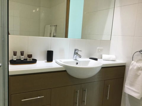 Wallaroo Marina Waterfront Luxe Apartment - Accommodation Mermaid Beach 18