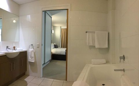 Wallaroo Marina Waterfront Luxe Apartment - Accommodation Mermaid Beach 16
