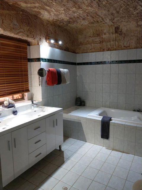 Zen Underground B&B - Accommodation Mermaid Beach 3