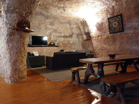 Zen Underground B&B - Accommodation Mermaid Beach 4