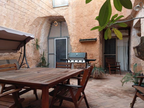 Zen Underground B&B - Accommodation Mermaid Beach 5