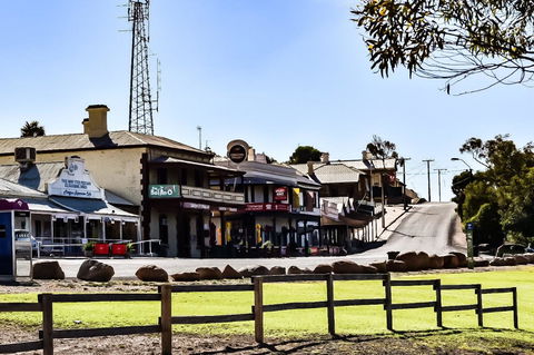 Commercial Hotel Morgan - Accommodation Mermaid Beach 1