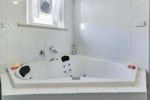 \'THE CHURCH\' Guest Home, Gawler Barossa Region - Accommodation Mermaid Beach 6