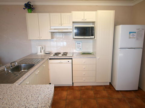 Lake Edge Apartments - Accommodation Mermaid Beach 6