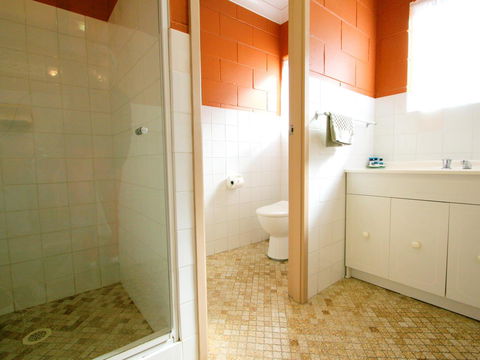 Lake Edge Apartments - Accommodation Mermaid Beach 25