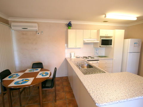 Lake Edge Apartments - Accommodation Mermaid Beach 7