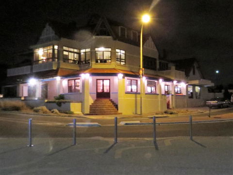 McCloud House - Accommodation Mermaid Beach 8