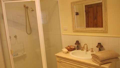 Gainsborough Cottage - Accommodation Mermaid Beach 8