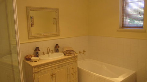 Gainsborough Cottage - Accommodation Mermaid Beach 6