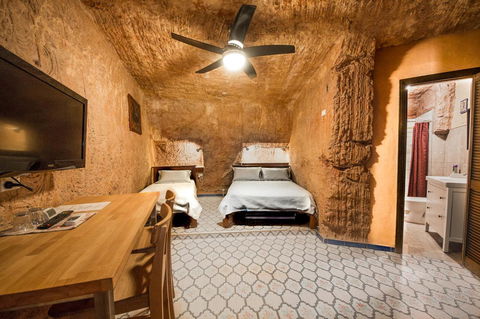 The Underground Motel - Accommodation Mermaid Beach 9