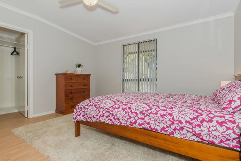 Desert Pea - Accommodation Mermaid Beach 9