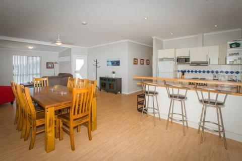 Desert Pea - Accommodation Mermaid Beach 5