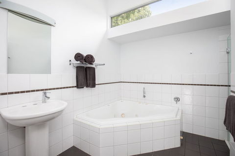 Blue Lake Holiday Park - Accommodation Mermaid Beach 42