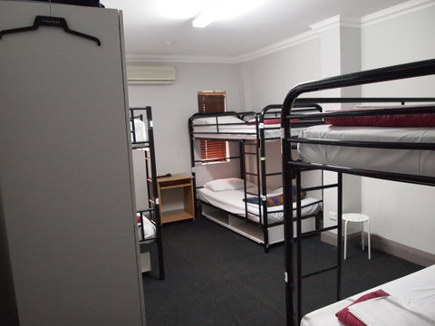 The Emperors Crown Hostel - Accommodation Mermaid Beach 4