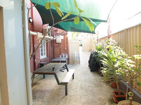 The Emperors Crown Hostel - Accommodation Mermaid Beach 17