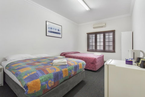 The Emperors Crown Hostel - Accommodation Mermaid Beach 16
