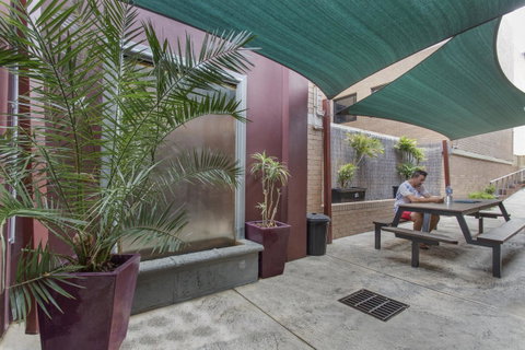The Emperors Crown Hostel - Accommodation Mermaid Beach 12