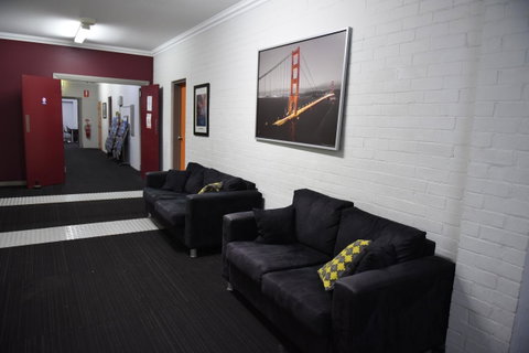 The Emperors Crown Hostel - Accommodation Mermaid Beach 9