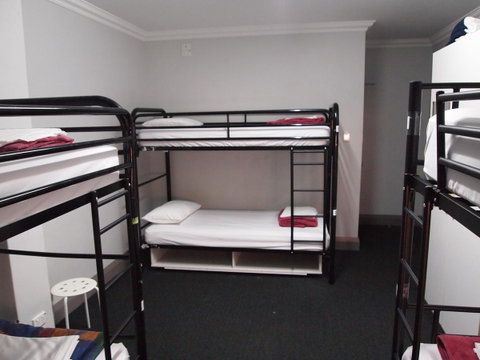 The Emperors Crown Hostel - Accommodation Mermaid Beach 11