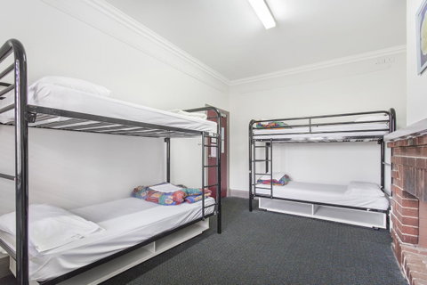 The Emperors Crown Hostel - Accommodation Mermaid Beach 7
