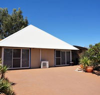 Osprey Holiday Village Unit 110 - Wake up to the birds in your 4 poster bed with a view - Accommodation Mermaid Beach