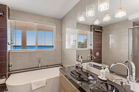 Phuza Maningi 17 Myan Close - Accommodation Mermaid Beach 17