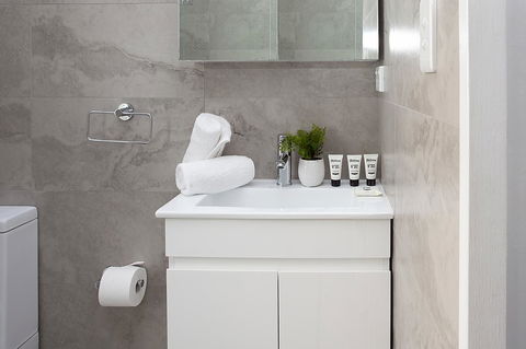 Stylish Apartment With Garage Near Bondi Beach - Accommodation Mermaid Beach 6