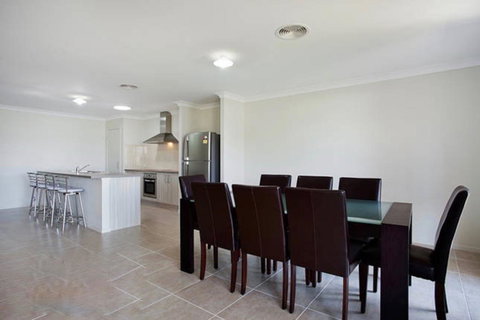 Jindabyne Executive - Accommodation Mermaid Beach 3