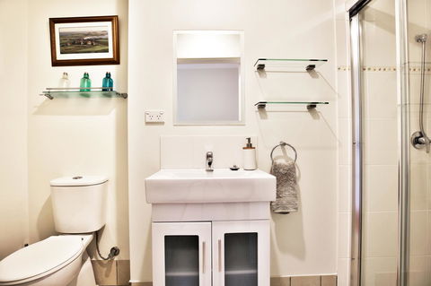 Hayes Beach House I Award Winner I 4 Mins To Beach - Accommodation Mermaid Beach 14