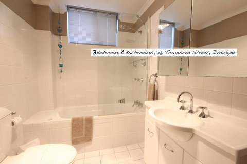 Full Circle Apartments - Accommodation Mermaid Beach 13