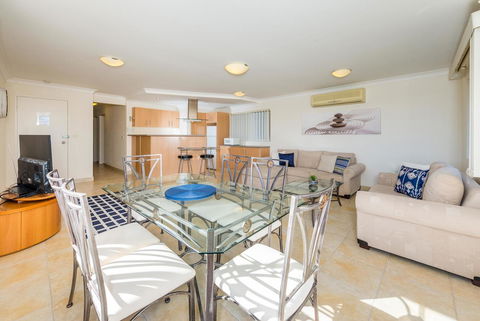 Ronald Avenue 1/65 - Shoal Bay - Accommodation Mermaid Beach 4