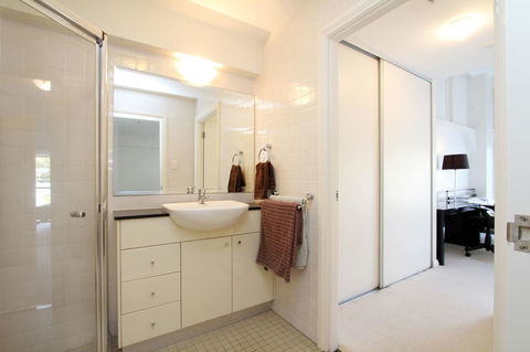 Waterfront Apartment On Sydney Harbour - Accommodation Mermaid Beach 4