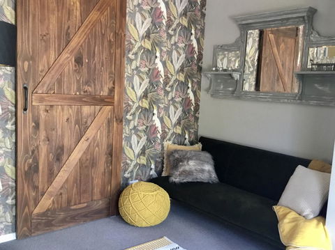 Chanticleer Gardens Barn Cottage With A Pool - Accommodation Mermaid Beach 7