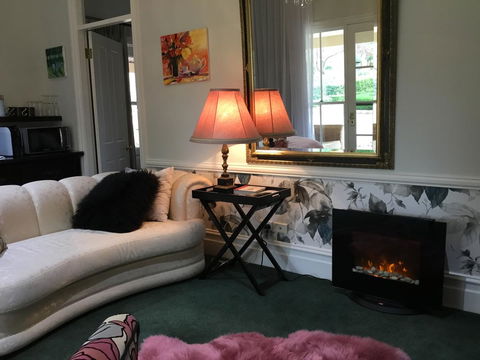 Chanticleer Gardens Barn Cottage With A Pool - Accommodation Mermaid Beach 42