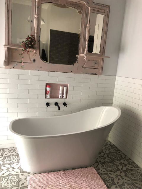 Chanticleer Gardens Barn Cottage With A Pool - Accommodation Mermaid Beach 32