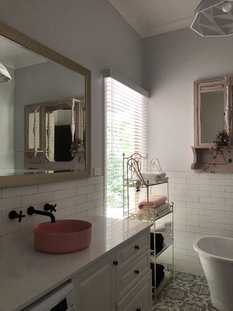 Chanticleer Gardens Barn Cottage With A Pool - Accommodation Mermaid Beach 33