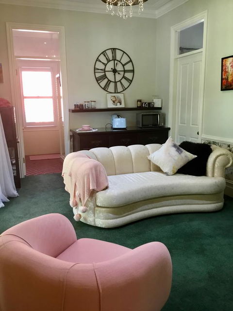 Chanticleer Gardens Barn Cottage With A Pool - Accommodation Mermaid Beach 41