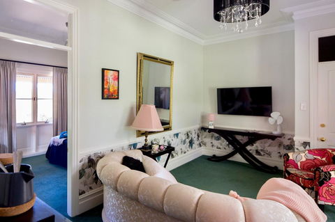 Chanticleer Gardens Barn Cottage With A Pool - Accommodation Mermaid Beach 44