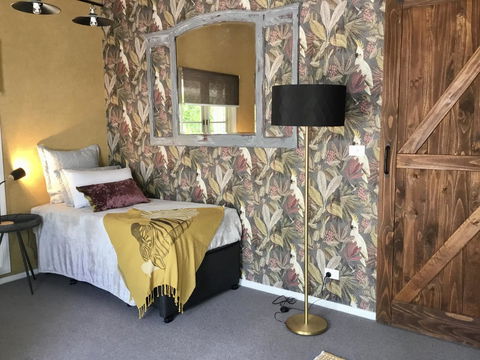 Chanticleer Gardens Barn Cottage With A Pool - Accommodation Mermaid Beach 2