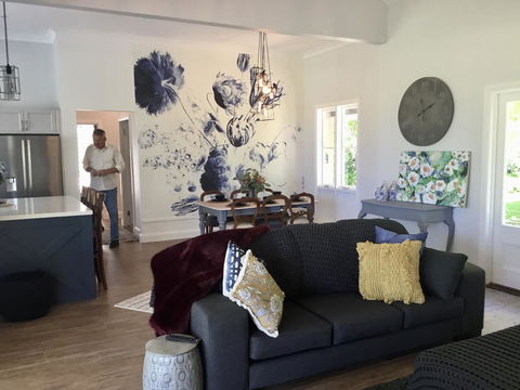 Chanticleer Gardens Barn Cottage With A Pool - Accommodation Mermaid Beach 13