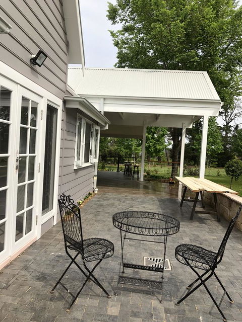 Chanticleer Gardens Barn Cottage With A Pool - Accommodation Mermaid Beach 25