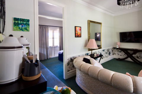 Chanticleer Gardens Barn Cottage With A Pool - Accommodation Mermaid Beach 43