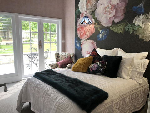 Chanticleer Gardens Barn Cottage With A Pool - Accommodation Mermaid Beach 0