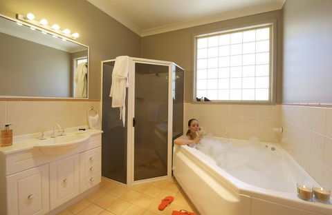 Marty's @ Little Beach - Accommodation Mermaid Beach 5