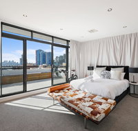 Darling Harbour Penthouse ViewsJacuzzi - Accommodation Mermaid Beach