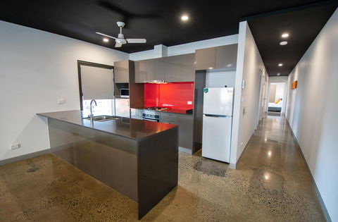 Magnum Serviced Apartments - Accommodation Mermaid Beach 8