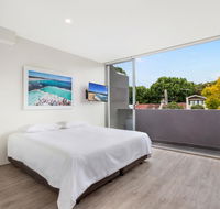 Bondi Beach Studio King Suite  Balcony - Accommodation Mermaid Beach