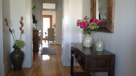 Book Keepers Cottage - Accommodation Mermaid Beach 0