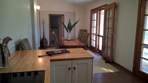 Book Keepers Cottage - Accommodation Mermaid Beach 2