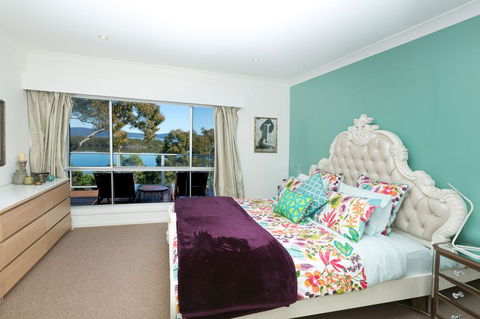Booti Booti Lakehouse - Accommodation Mermaid Beach 2